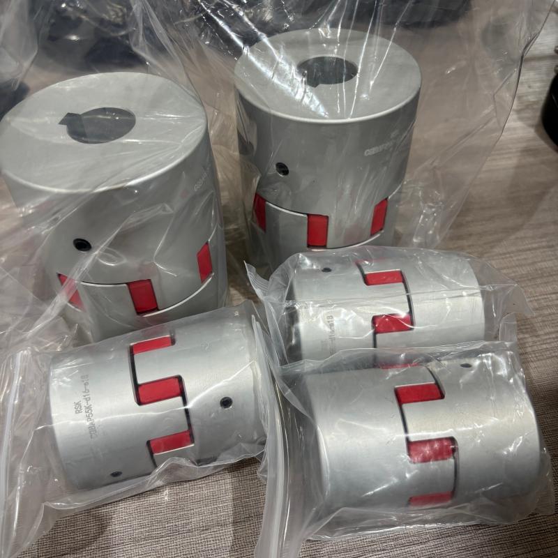 อลูมิเนียมอัลลอยด์กรามเพลาข้อต่อ PU Spider ใส่สกรูชุดประเภทพร้อมรูกุญแจที่ปรับแต่งสำหรับหุ่นยนต์